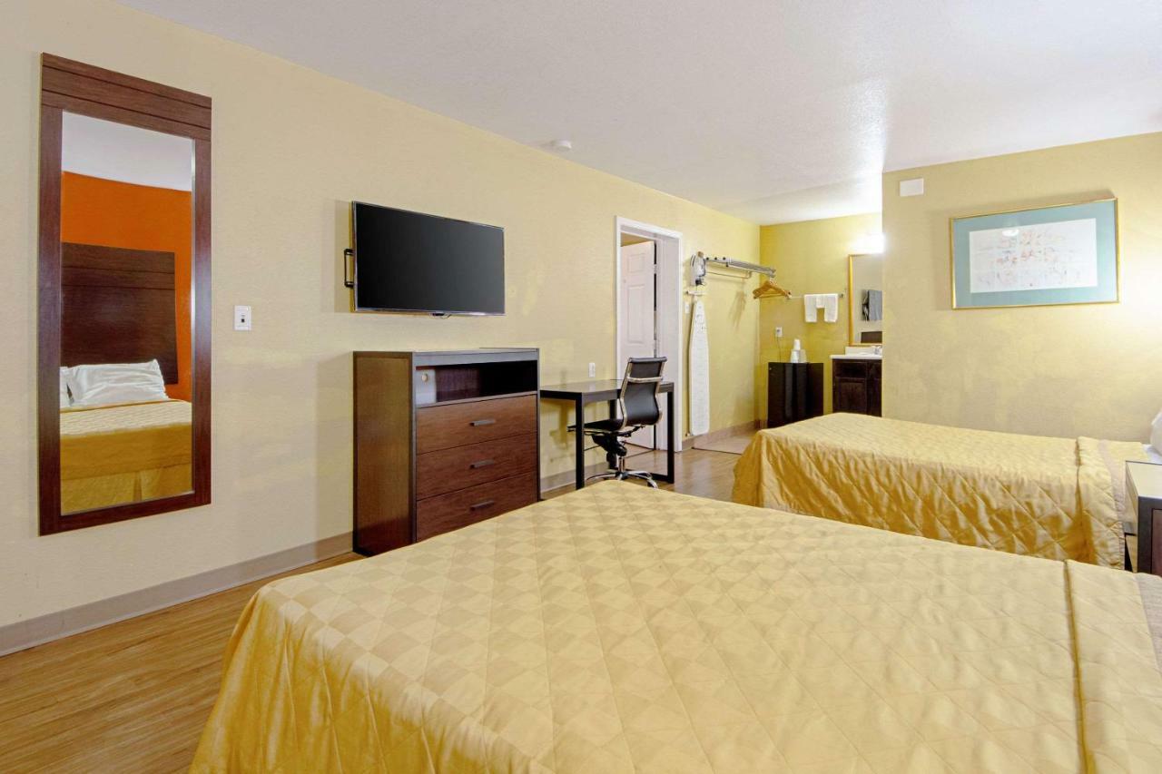 Economy Inn & Suites Denton Buitenkant foto