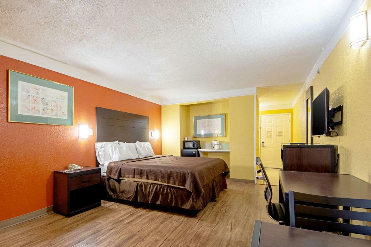 Economy Inn & Suites Denton Buitenkant foto