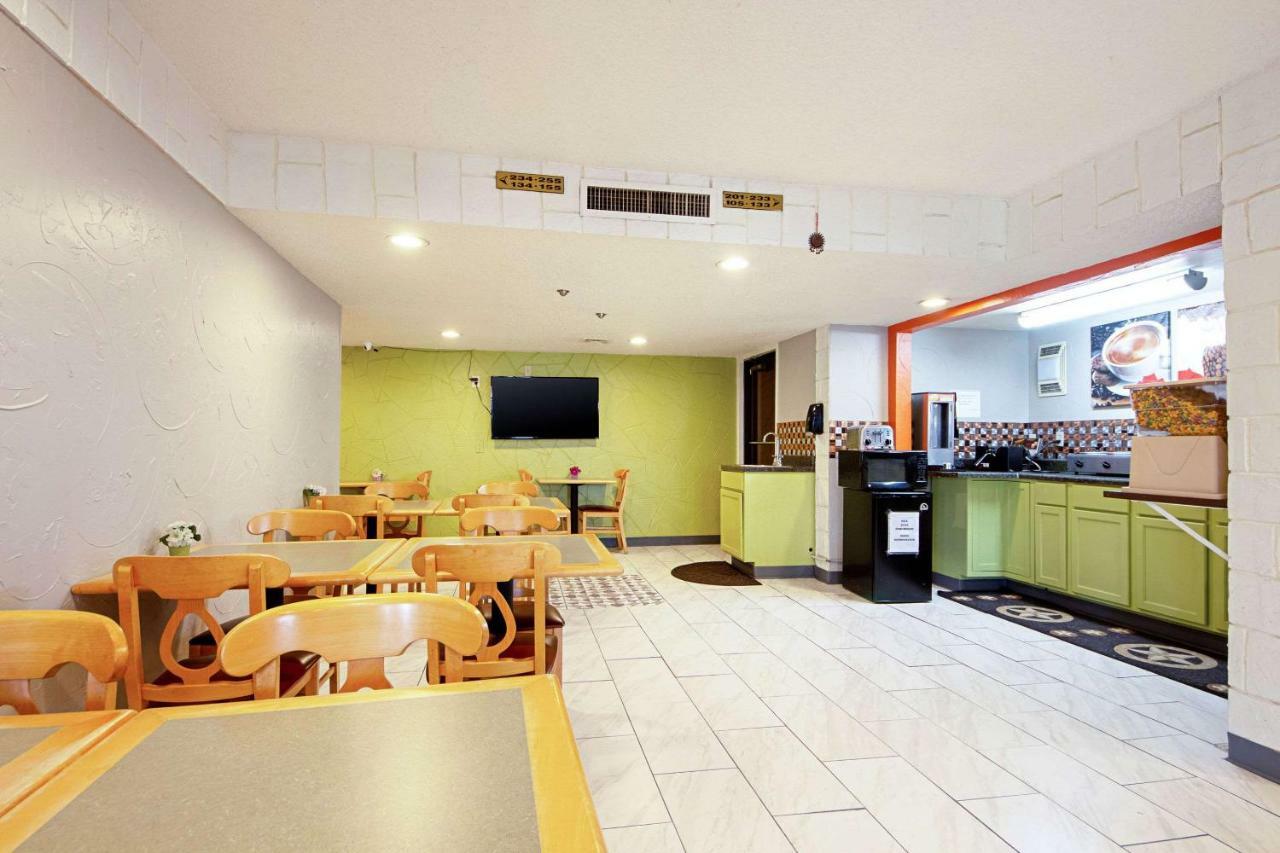 Economy Inn & Suites Denton Buitenkant foto