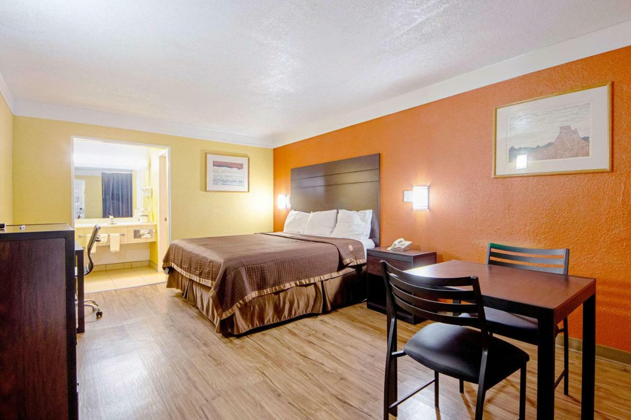 Economy Inn & Suites Denton Buitenkant foto