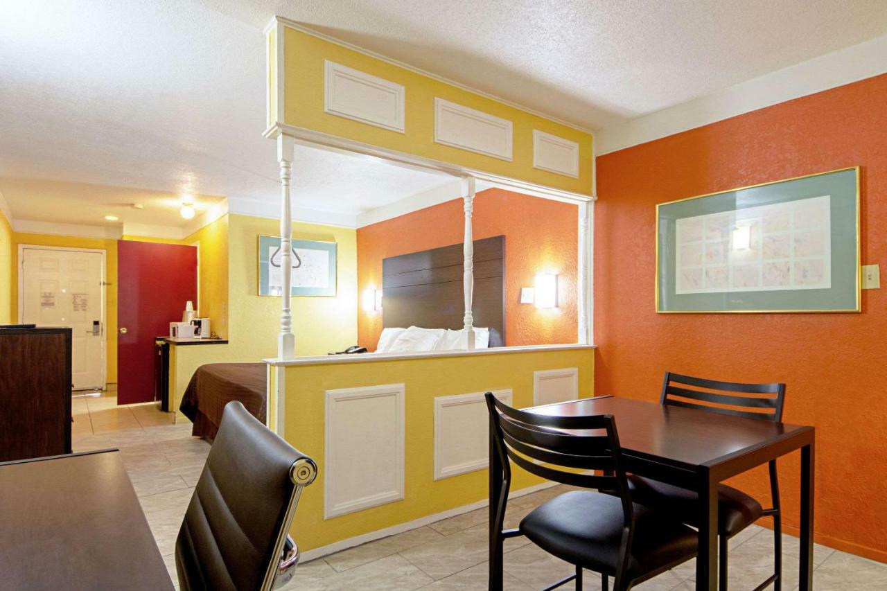 Economy Inn & Suites Denton Buitenkant foto